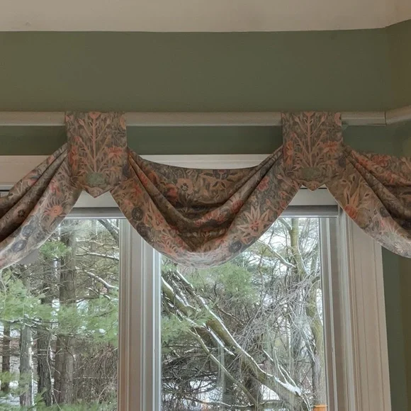 Custom Draperies Swags and Jabots - Picture 8 of 11